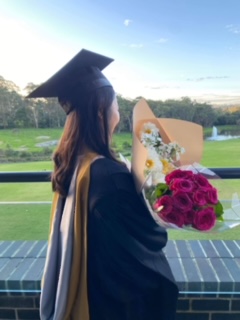 オーストラリアの大学院の卒業式でアカデミックガウンを着ている私